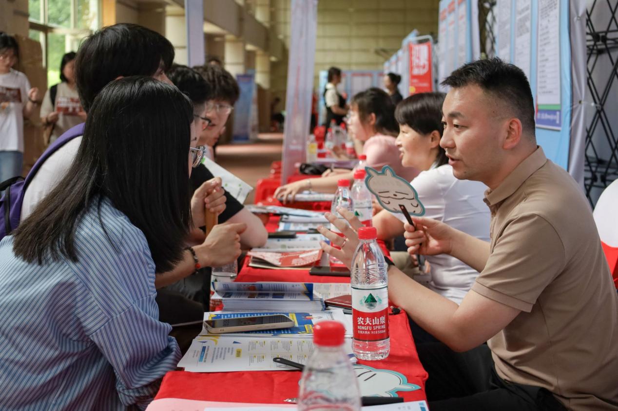 beat365英国官方网站“百日冲刺促就业”2023届毕业生夏季双选会现场。beat365英国官方网站供图